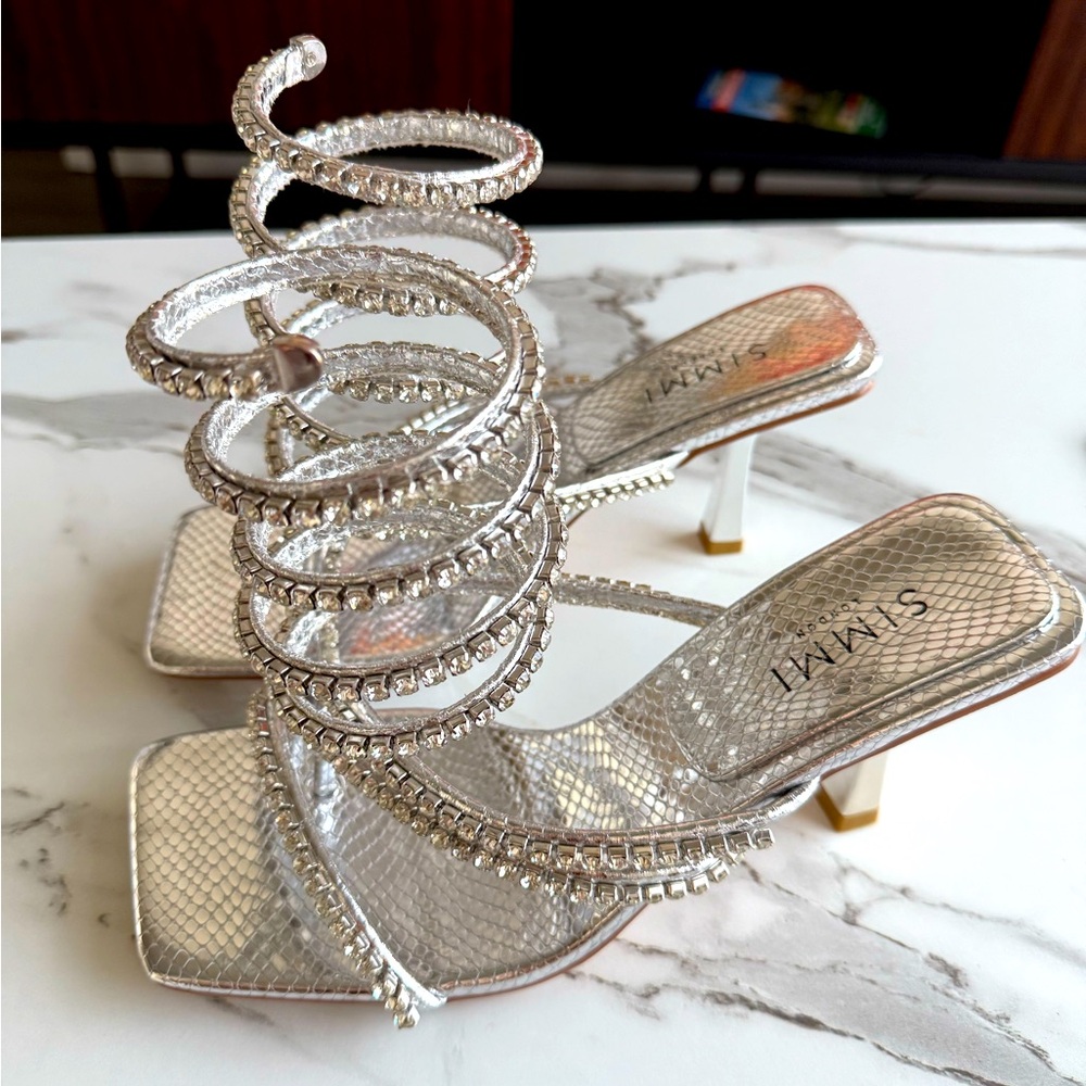 FREESIA SILVER FAUX SNAKE PRINT SPIRAL MID HEELS  9 SIZE